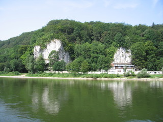 Fototapeta na wymiar Felsen und Klösterl am Donaudurchbruch Weltenburg