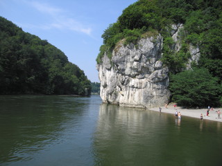 Fototapeta na wymiar Felsen und Leute im Wasser am Donaudurchbruch Weltenburg