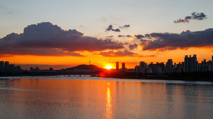 Fototapeta na wymiar beautiful sunst with dramatic sky on Han river in Seoul