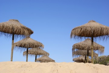 Bastsonnenschirme am Strand