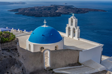 Vista panoramica sulla caldera dalla chiesa di San Teodoro a Firostefani, isola di Santorini GR