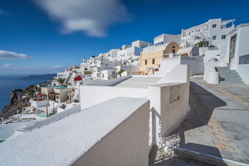 Il pittoresco villaggio di Imerovigli abbarbicato sulla caldera di Santorini, Grecia	