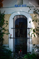 Fototapeta na wymiar Eingang in alte Kapelle, mit Gitter verschlossen