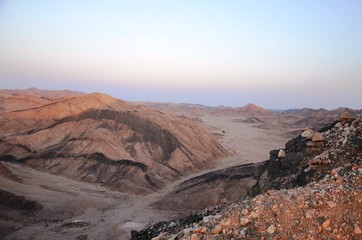 Coucher de soleil dans le désert du Sud-Est de l’Egypte
