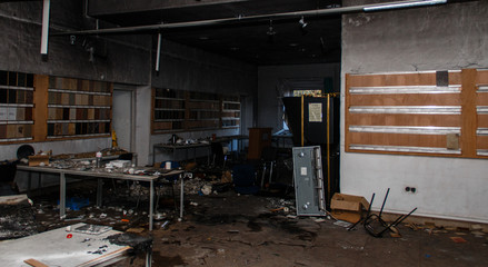 Raum völlig verwüstet 