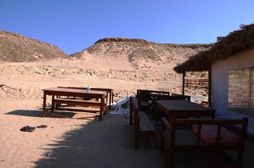 Camp bédouin dans le désert du Sud-Est de l’Egypte
