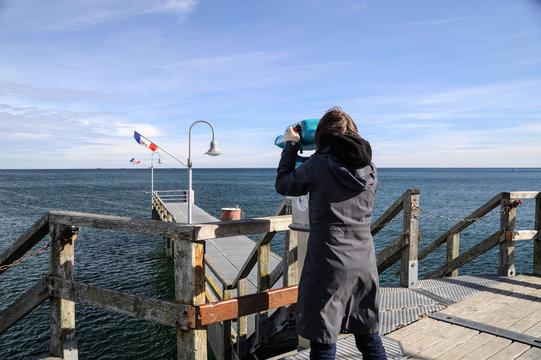 Europa, Deutschland, Mecklenburg-Vorpommern, Landkreis Vorpommern-R&uuml;gen, G&ouml;hren, Person schaut durch ein Fernglas auf der Seebr&uuml;cke