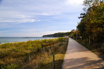Europa, Deutschland, Mecklenburg-Vorpommern, Landkreis Vorpommern-R&uuml;gen, G&ouml;hren, Bernsteinpromenade im Herbst