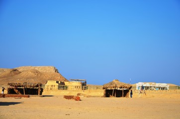 Camp bédouin dans le désert du Sud-Est de l’Egypte
