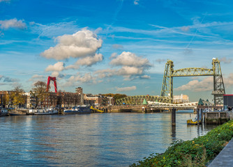 Fototapeta na wymiar the old railraod bridge in Rotterdam