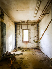 Heruntergekommener Raum in einer verlassenen Kaserne