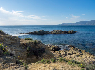 Le cap Lardier. La Croix Valmer. Vue sur la plage Gigaro, la baie de Cavalaire et la presqu'île de Saint-Tropez depuis le sentier du littoral.