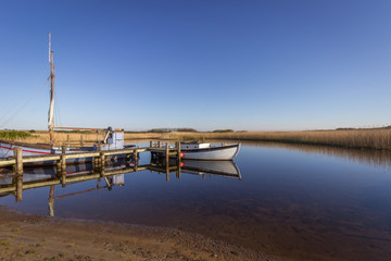 Boote im ruhigen Wasser mit Spiegelung