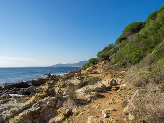 Le cap Lardier. La Croix Valmer. Plage Jovat le long du sentier littoral