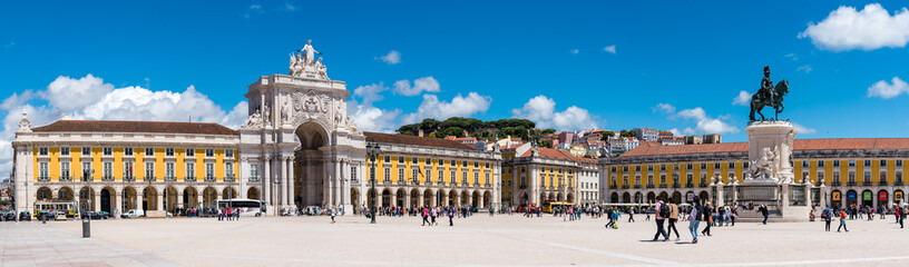 Fototapeta na wymiar Praca do Comercio, Arco Rua Augusta, Jose I und Castelo de Sao Jorge