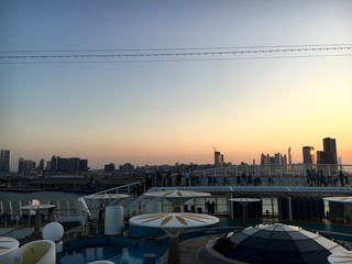 Fototapeta na wymiar Abu Dhabi Skyline während des Sonnenuntergangs