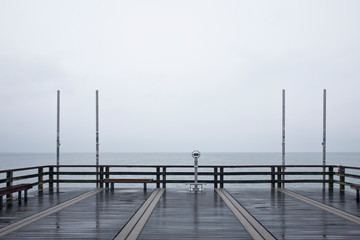 Auf der  menscheleeren Seebrücke in Binz bei Regen 