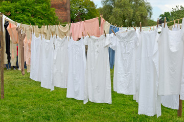 Die saubere Wäsche im Wind an der Wäscheleine zum Trocknen aufhängen