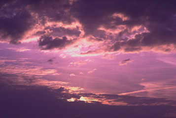 Fototapeta na wymiar sol entre nubes rosa