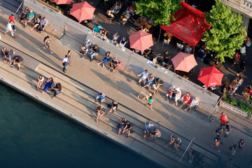 Fototapeta premium Widok z lotu ptaka ludzi siedzących i chodzących nad brzegiem rzeki w Chicago w słoneczny letni dzień