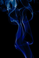 Obraz premium Abstract blue smoke on a black background.