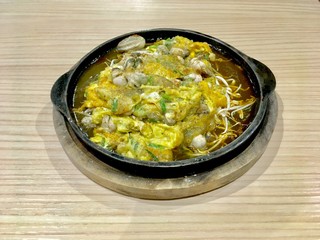 Stir-fried oyster with bean sprout : One of the most popular menu in leading restaurants. Serve hot with a black plate of hot food that is attractive to eat. 