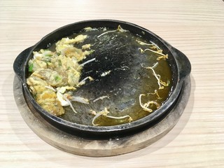 After eating Stir-fried oyster with bean sprout : One of the most popular menu in leading restaurants. Serve hot with a black plate of hot food that is attractive to eat. 