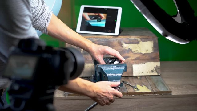 eine Szene mit einem Schraubstock wird mit Greenscreen aufgenommen - Kamera im Vordergrund wird remote via Tablet gestartet und gestoppt