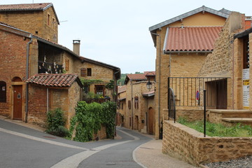 OINGT - VILLAGE DU BEAUJOLAIS TYPIQUE EN PIERRES DOREES - RHONE