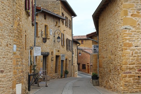 OINGT - VILLAGE DU BEAUJOLAIS TYPIQUE EN PIERRES DOREES - RHONE