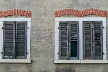 Fototapeta premium Kaputte Fensterläden