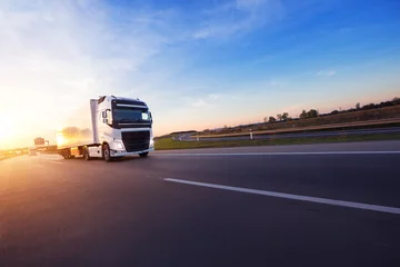 Foto op Plexiglas Geladen Europese vrachtwagen op snelweg in zonsondergang © Jag_cz