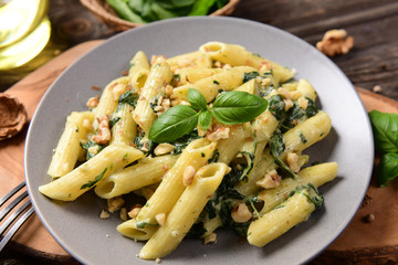 Penne pasta with spinach, gorgonzola cheese and walnuts
