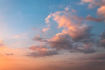 Deurstickers Hemel Rode wolkenzonsondergang met de hemel op achtergrond.