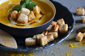 hausgemachte Süßkartoffel-Möhren-Suppe
