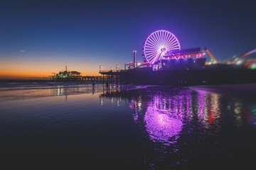 Obraz premium Widok na historyczne molo w Santa Monica, z plażą, parkiem rozrywki, sklepami i restauracjami, Los Angeles, Kalifornia, Stany Zjednoczone