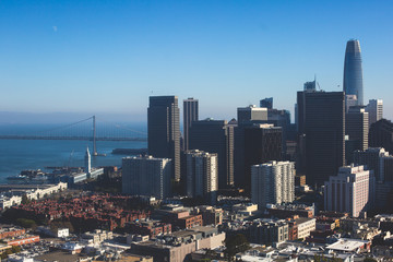 Obraz premium Beautiful super wide-angle aerial view of San Francisco, California, with Bay Bridge, Downtown, Ferry Market, and skyline scenery beyond the city, seen from the observation deck of Coit Tower