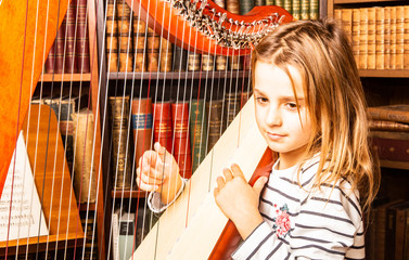 Mädchen spielt Harfe