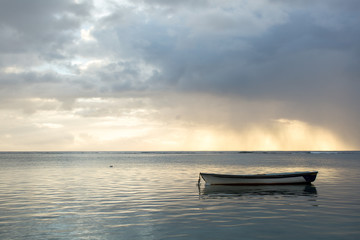 Naklejka premium Beautiful sunset with fishing boat