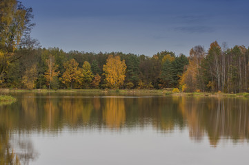 Fototapeta na wymiar Jesień nad jeziorem.