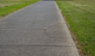 Obraz premium Cracked asphalt on walking path