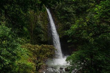 Fototapeta na wymiar Arenal waterfall