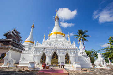 Fototapeta premium Mae Hong Son province,Northern Thailand on November 19,2017: Burmese style white chedis with beautiful sky at Wat Phra That Doi Kong Mu.