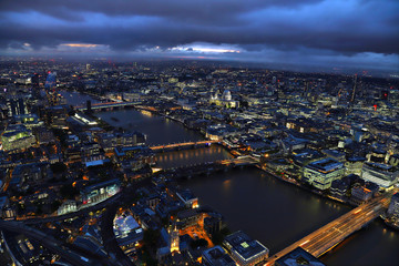 Fototapeta premium Night view of the London bridges from the Shard