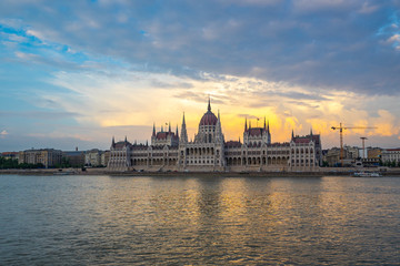 Obraz premium Sunset view of Budapest Parliament Building with view of Danube River in Hungary