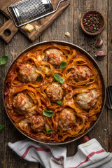 meatballs in pasta nests with tomato sauce