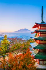Deurstickers Fuji Prachtig landschap van berg Fuji met chureito-pagode rond esdoornbladboom in het herfstseizoen
