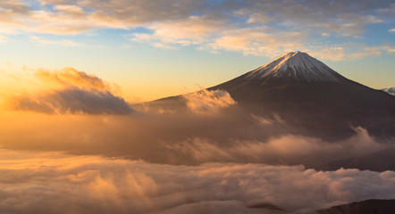 新道峠より雲海と富士山