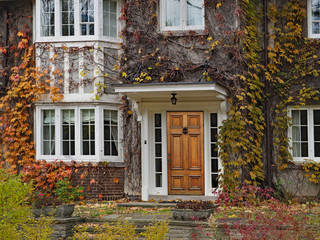 Fototapeta na wymiar old house with vines in fall