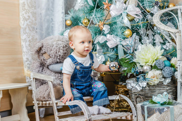 Naklejka premium little girl near the Christmas tree